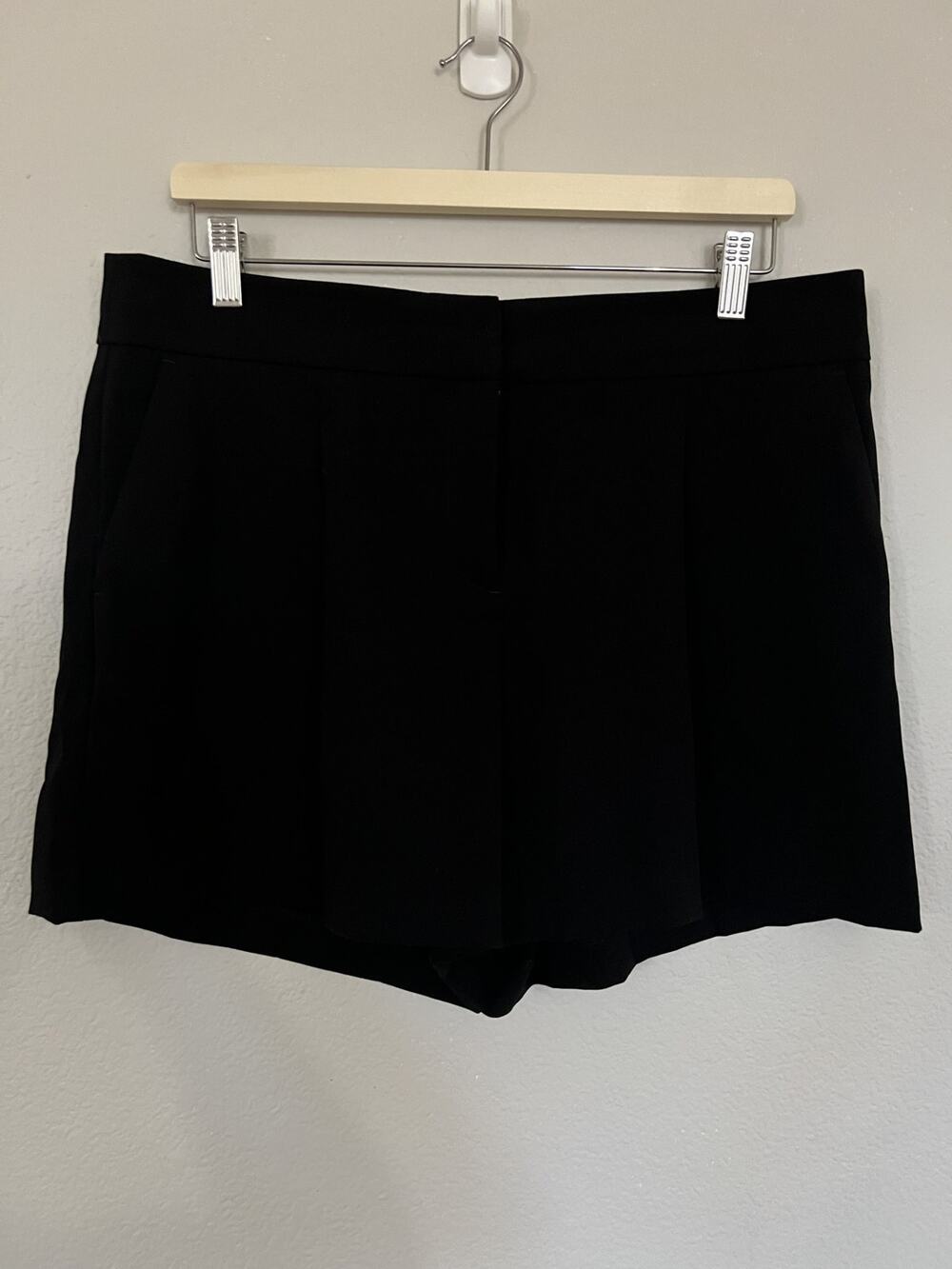 Ann Taylor Shorts Pleat Front Black Size 8 Pockets